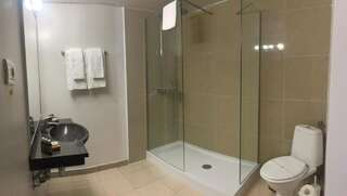 Отель Kosher Hotel Lev Or Бухарест Трехместный номер-1